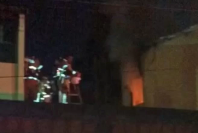 Incêndio atinge residência na Praia do Siqueira, em Cabo Frio