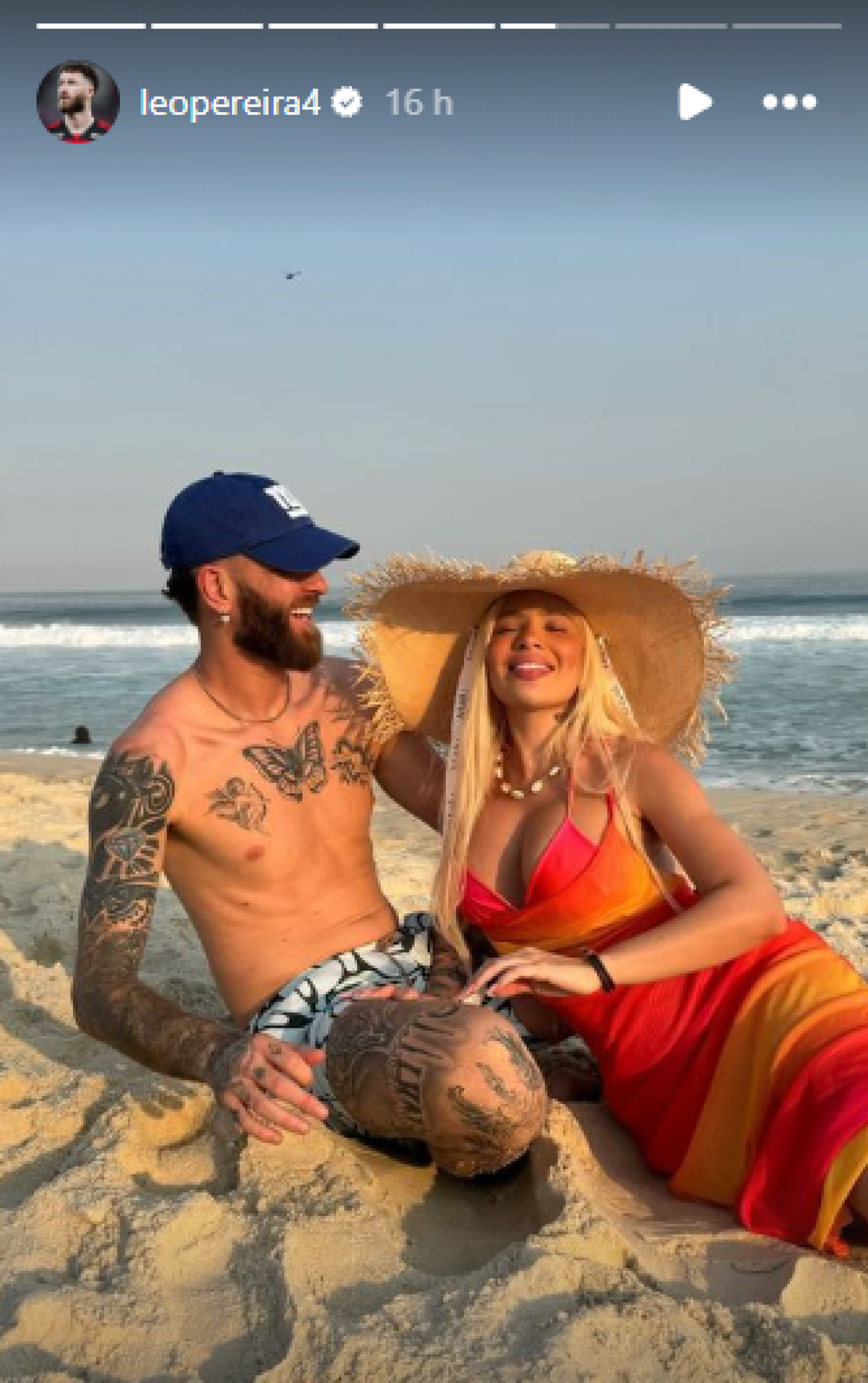 Karoline Lima curte dia de praia com o namorado, Léo Pereira - Reprodução / Instagram