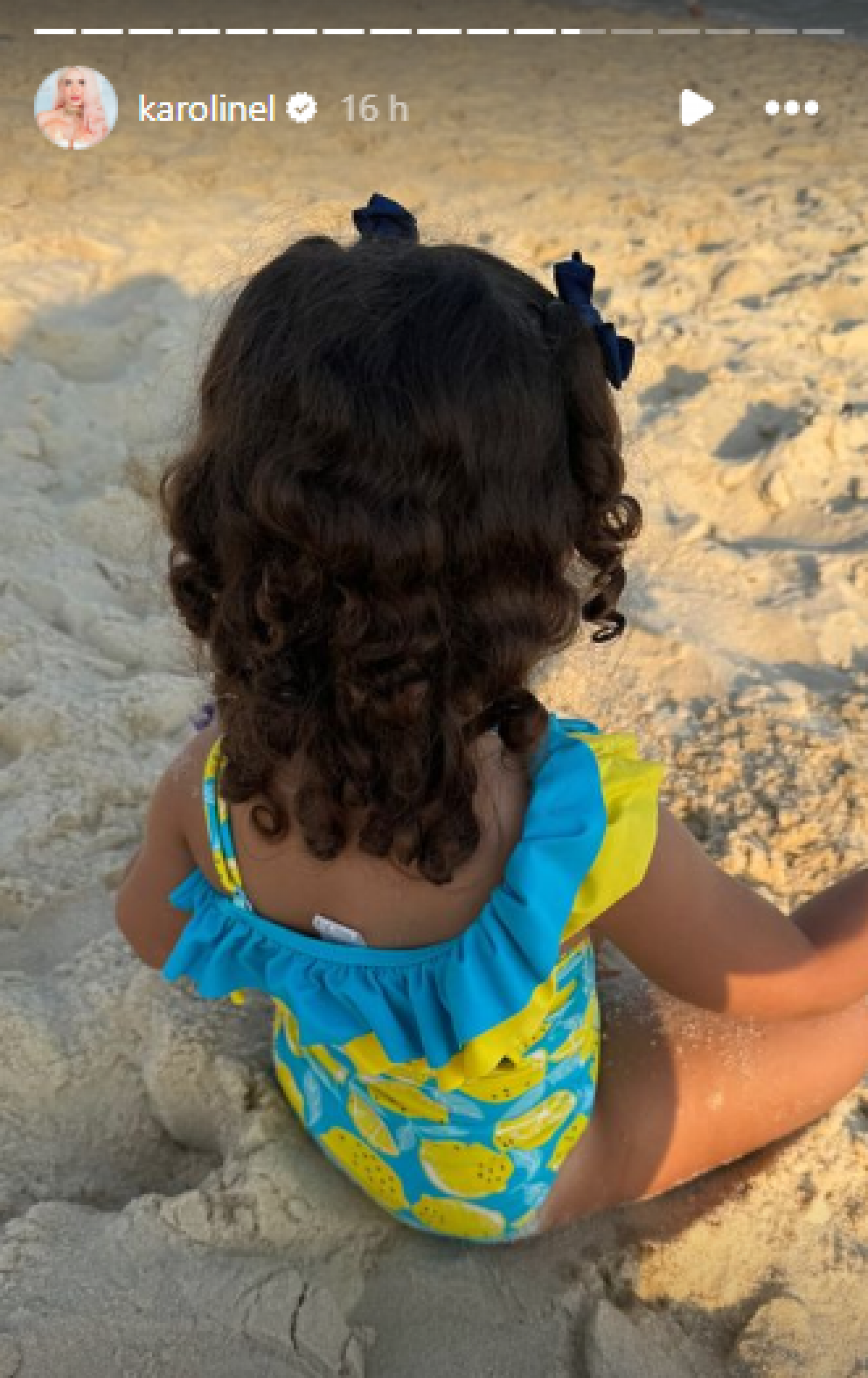 Karoline Lima curte dia de praia com a filha, Cecília - Reprodução / Instagram