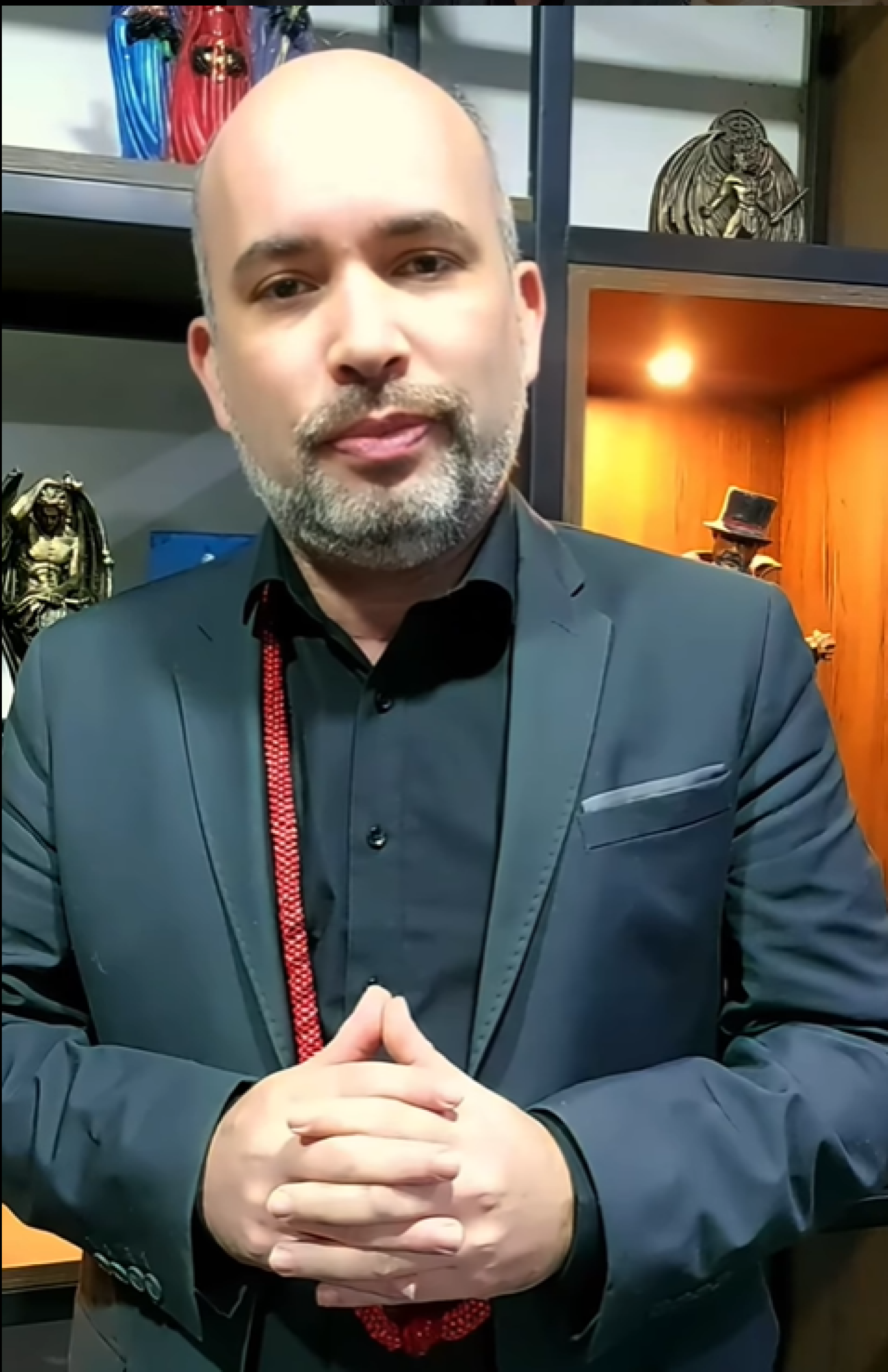 Lukas de Bará da Rua, representante da Nova Ordem de Lúcifer na terra