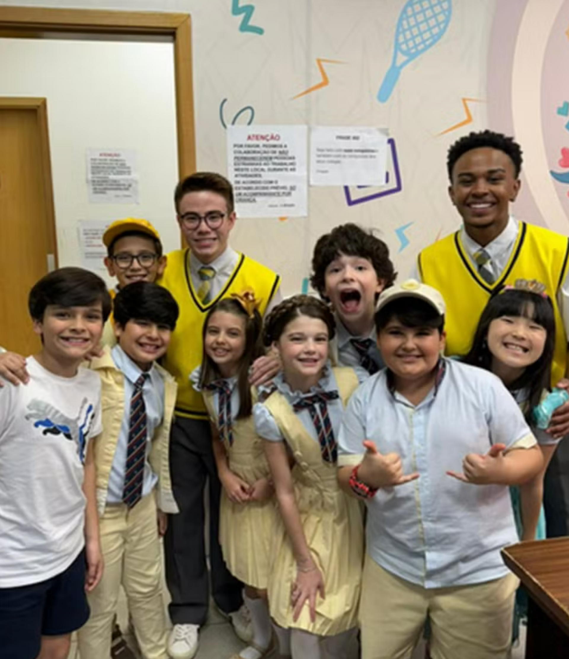 Atores se vestem como Cirilo e Kokimoto 12 anos após 'Carrossel' - Foto: Reprodução