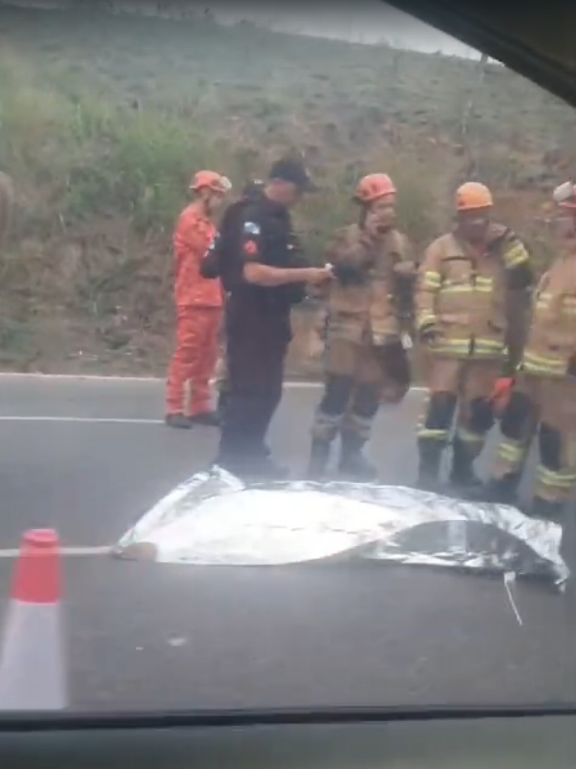 Bombeiros encontraram motociclista morto após acidente na Av. Ayrton Senna - Reprodução / Redes sociais