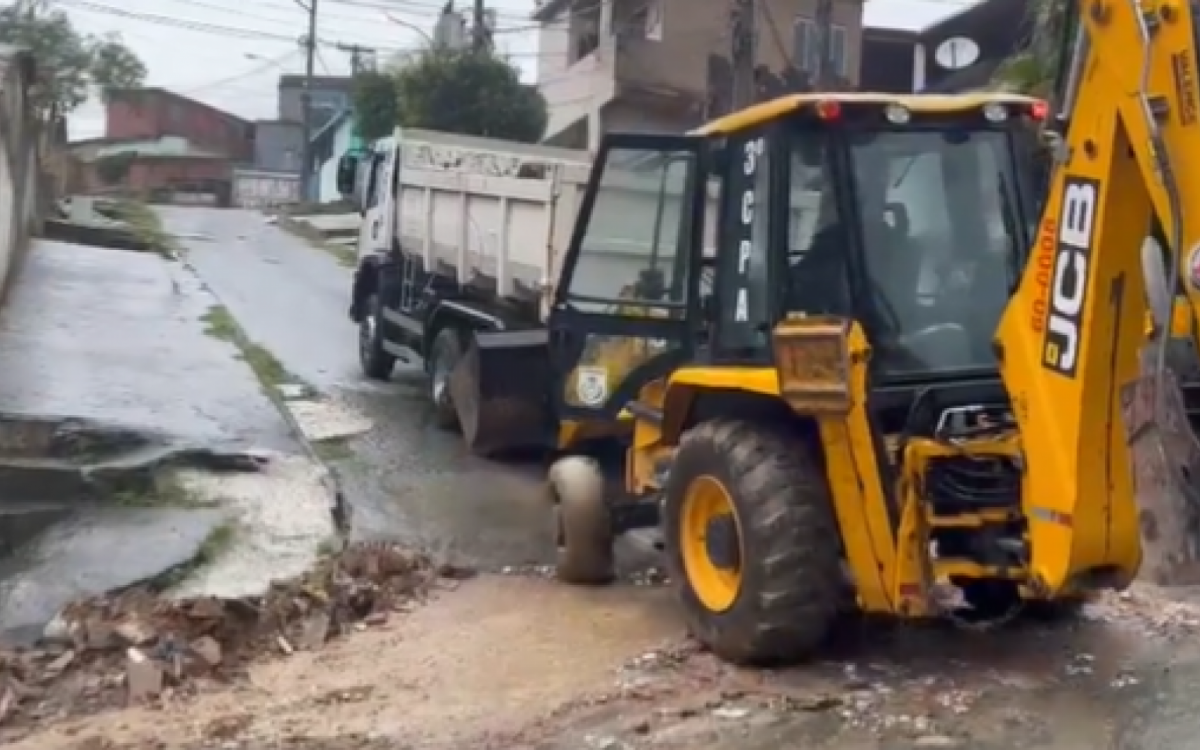Na ação, os agentes utilizaram uma retroescavadeira e um caminhão para retirada das barricadas