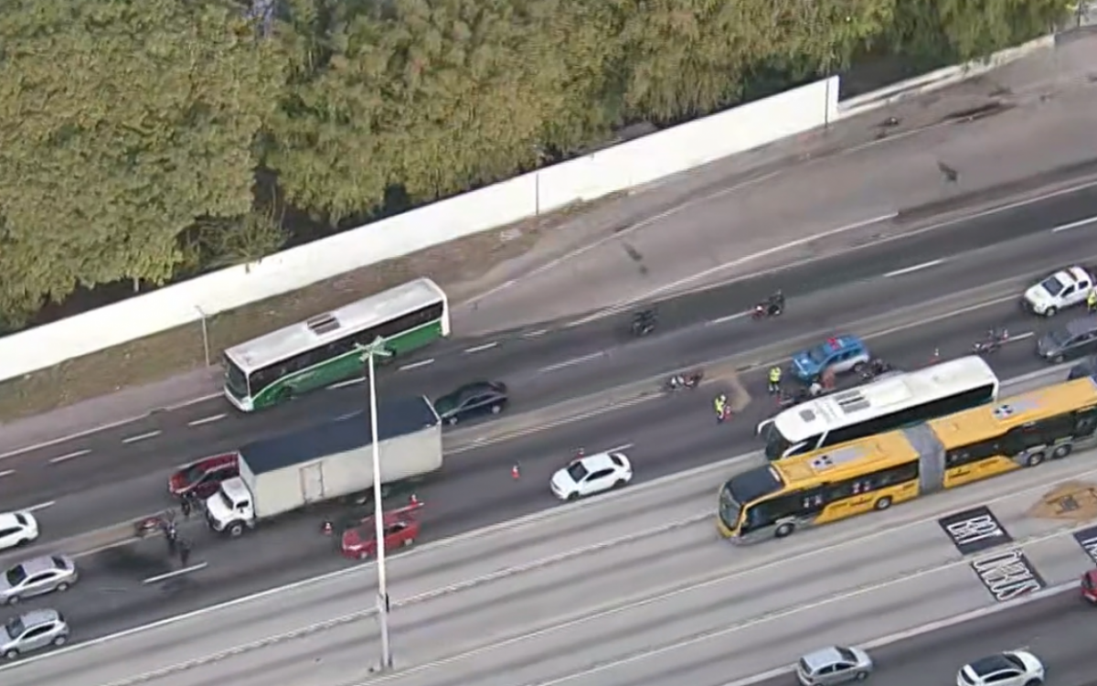 Batida deixou trânsito intenso na Avenida Brasil, altura de Manguinhos, Zona Norte
