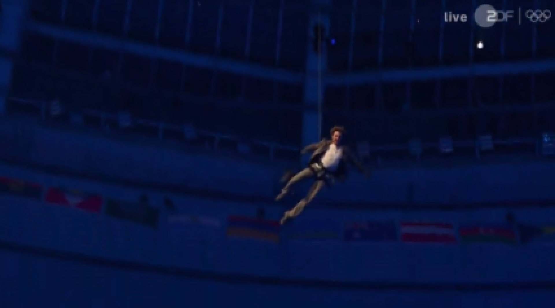 Tom Cruise faz rapel em encerramento dos Jogos de Paris - Reprodução de vídeo