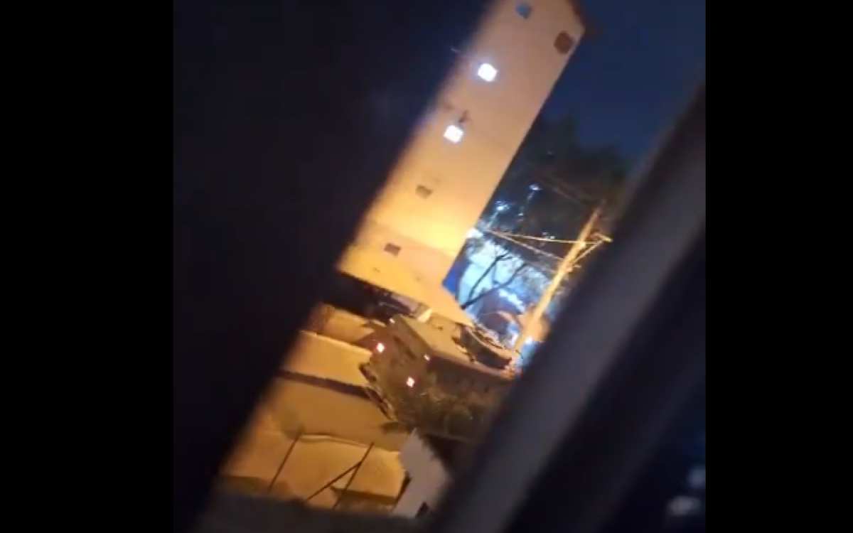 Blindado da PM circula na região desde a madrugada