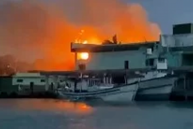 Área de vegetação do Canto do Forte, em Cabo Frio, pega fogo