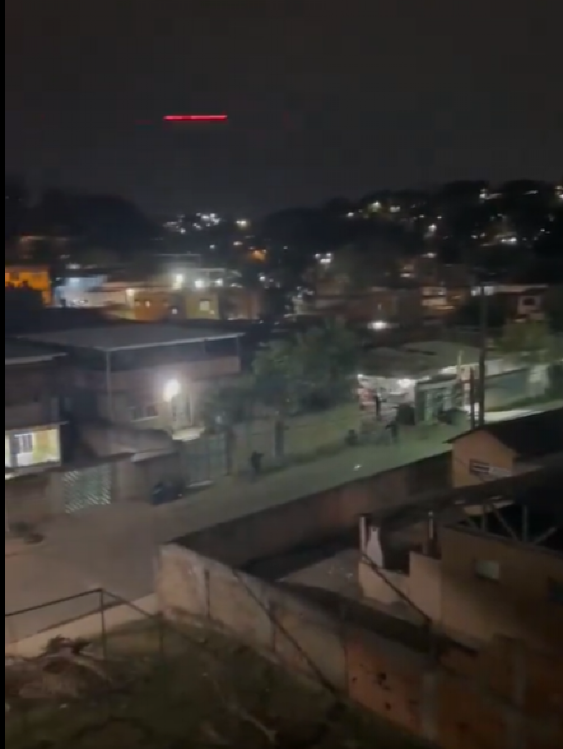 Imagens mostram tiroteio com balas traçantes