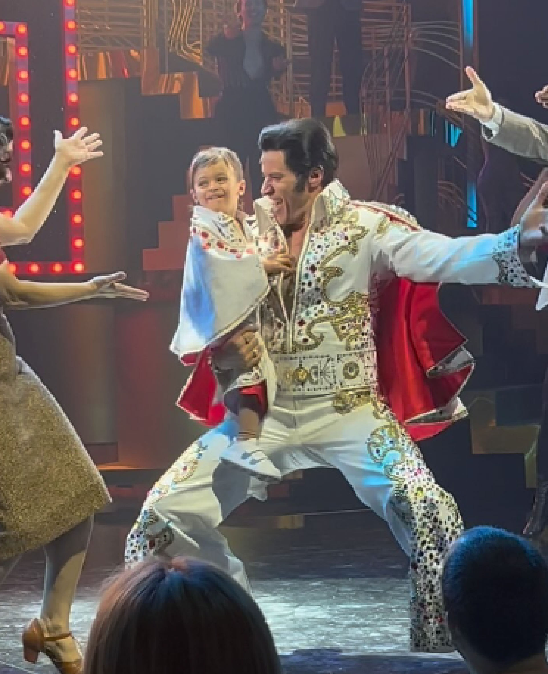 Filho de Leandro lima, Toni, rouba cena vestido de Elvis - Reprodução de vídeo