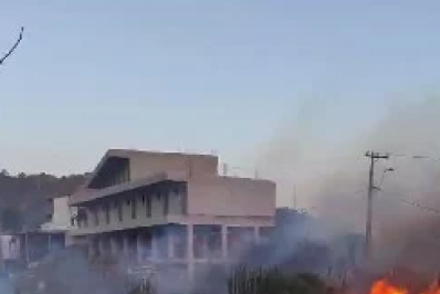 Fogo atinge área de mata no Pontal do Atalaia, em Arraial do Cabo