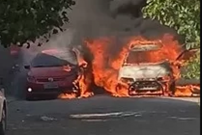 Carros pegam fogo em Cabo Frio