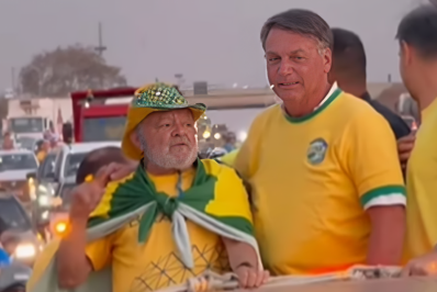 Vídeo: Ao som de 'Evidências', Bolsonaro viraliza com sósia de Lula