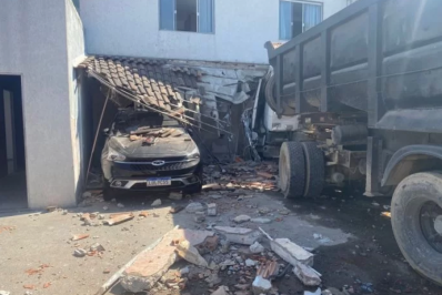 Caminhão perde controle e invade loja e prédio residencial em Cabo Frio