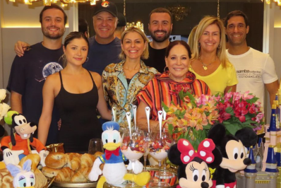 Susana Vieira comemora 82 anos em Orlando com amigos e familiares