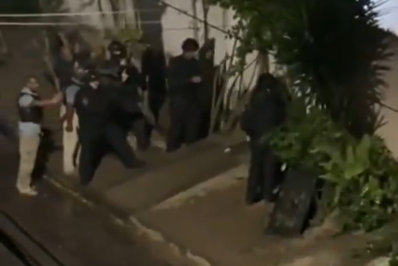 Homem faz família refém no Recreio e se entrega após negociação com Bope