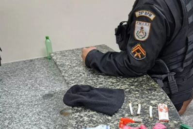 Operação em Cabo Frio resulta na prisão de dois homens e apreensão de drogas e munições