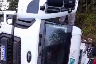 Caminhão tomba na BR-040, em Itaipava