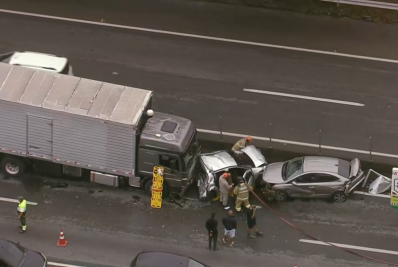 Engavetamento entre carros e caminhão interdita duas faixas da Dutra