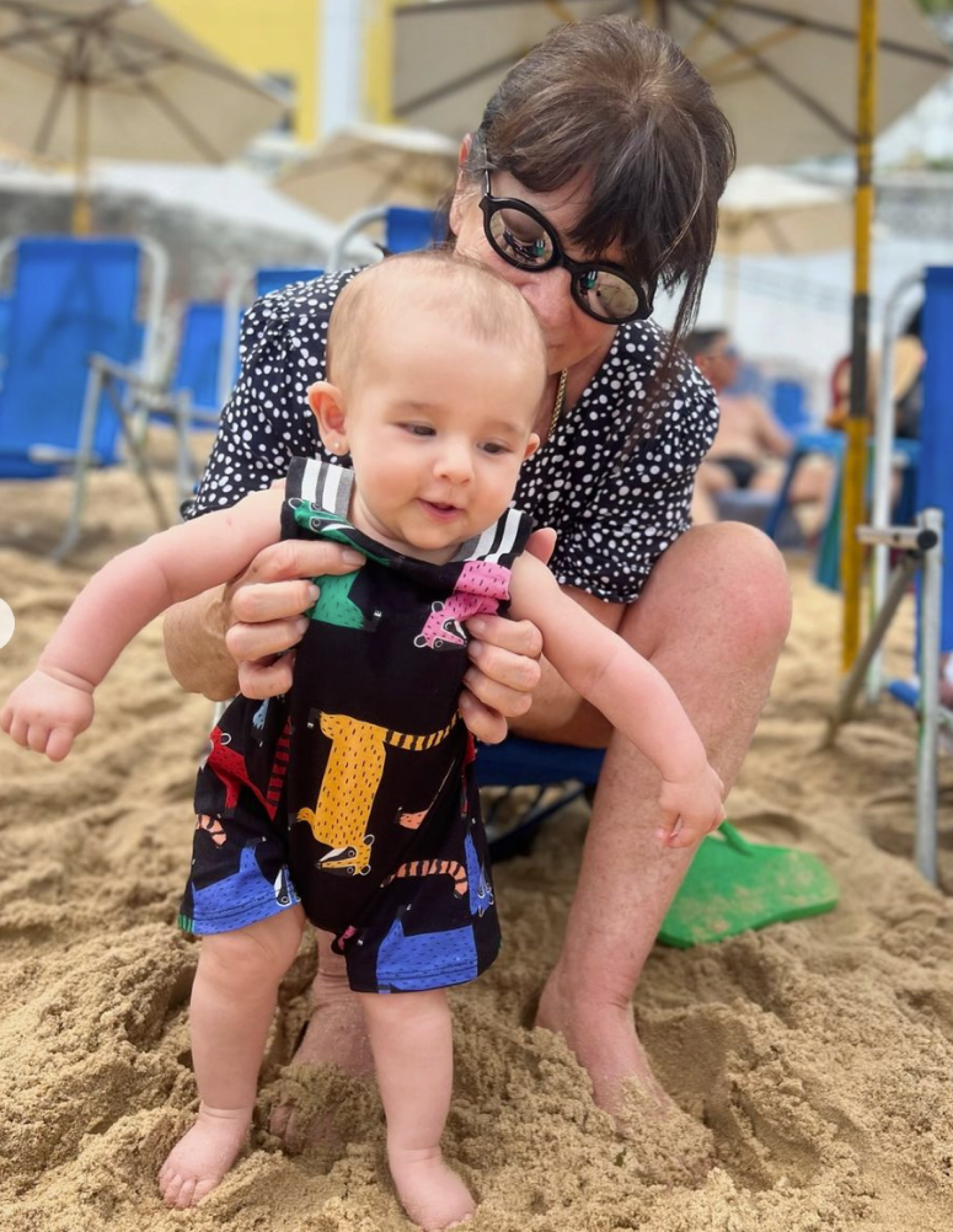 Pilar aproveita a praia pela primeira vez - / reprodução Instagram