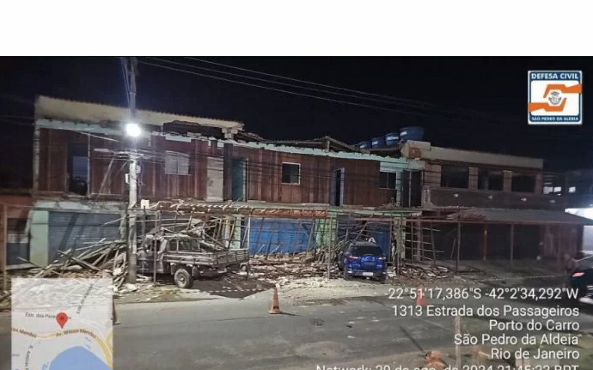 Telhado das kitnets desaba 