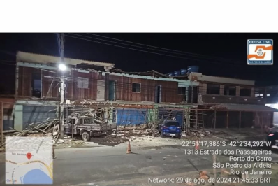 Telhado de kitnets desaba no Porto do Carro, divisa entre Cabo Frio e São Pedro da Aldeia