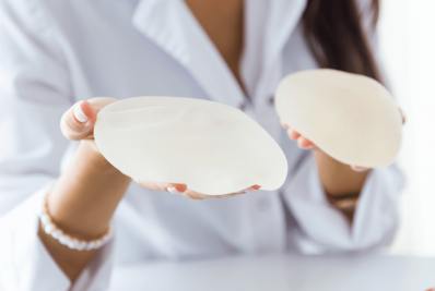 Com prótese ou sem prótese? Entenda a diferença entre as cirurgias nos seios