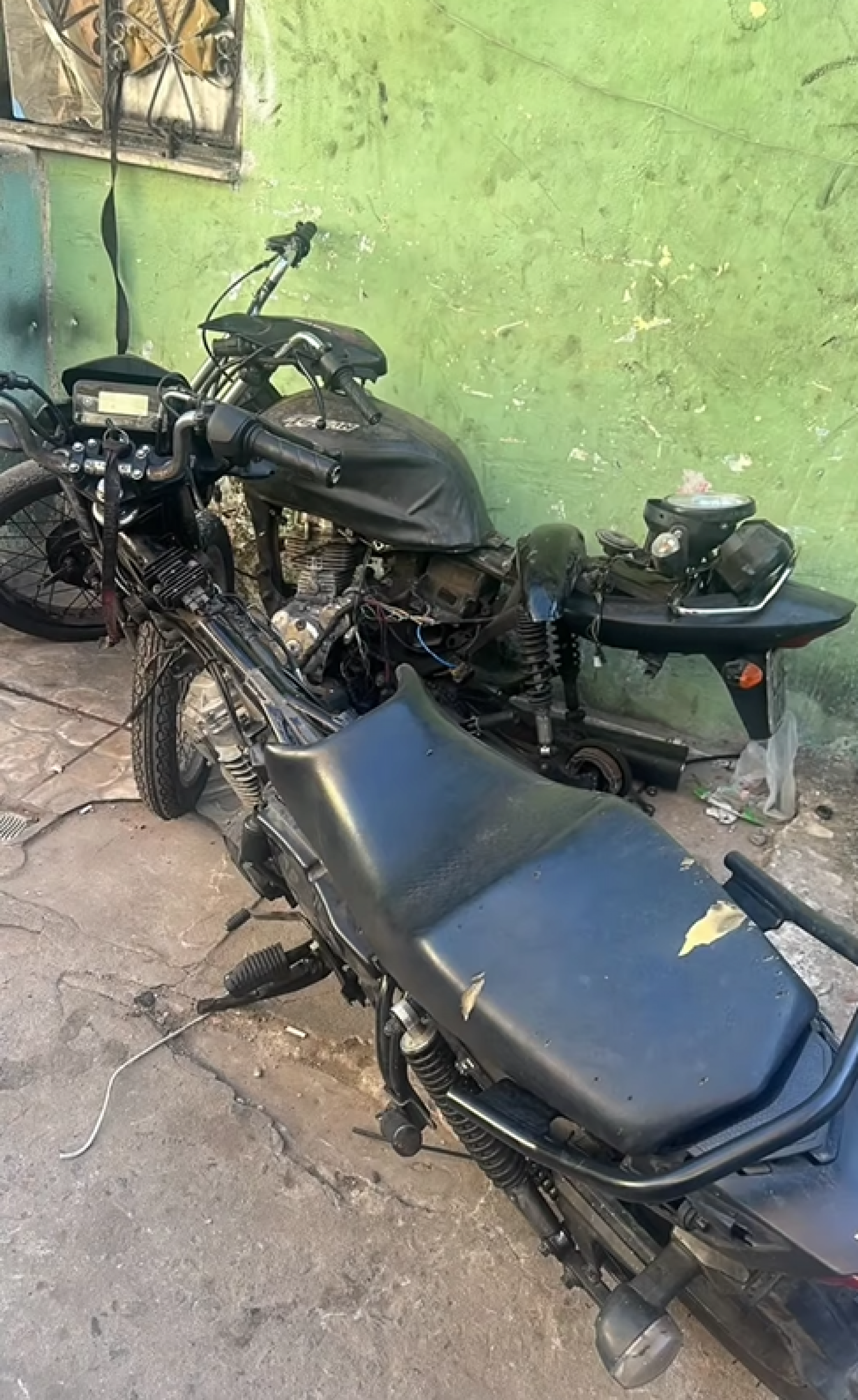 Motocicleta localizada no local de desmanche em Nil&oacute;polis - Reprodu&ccedil;&atilde;o / 20&ordm; BPM