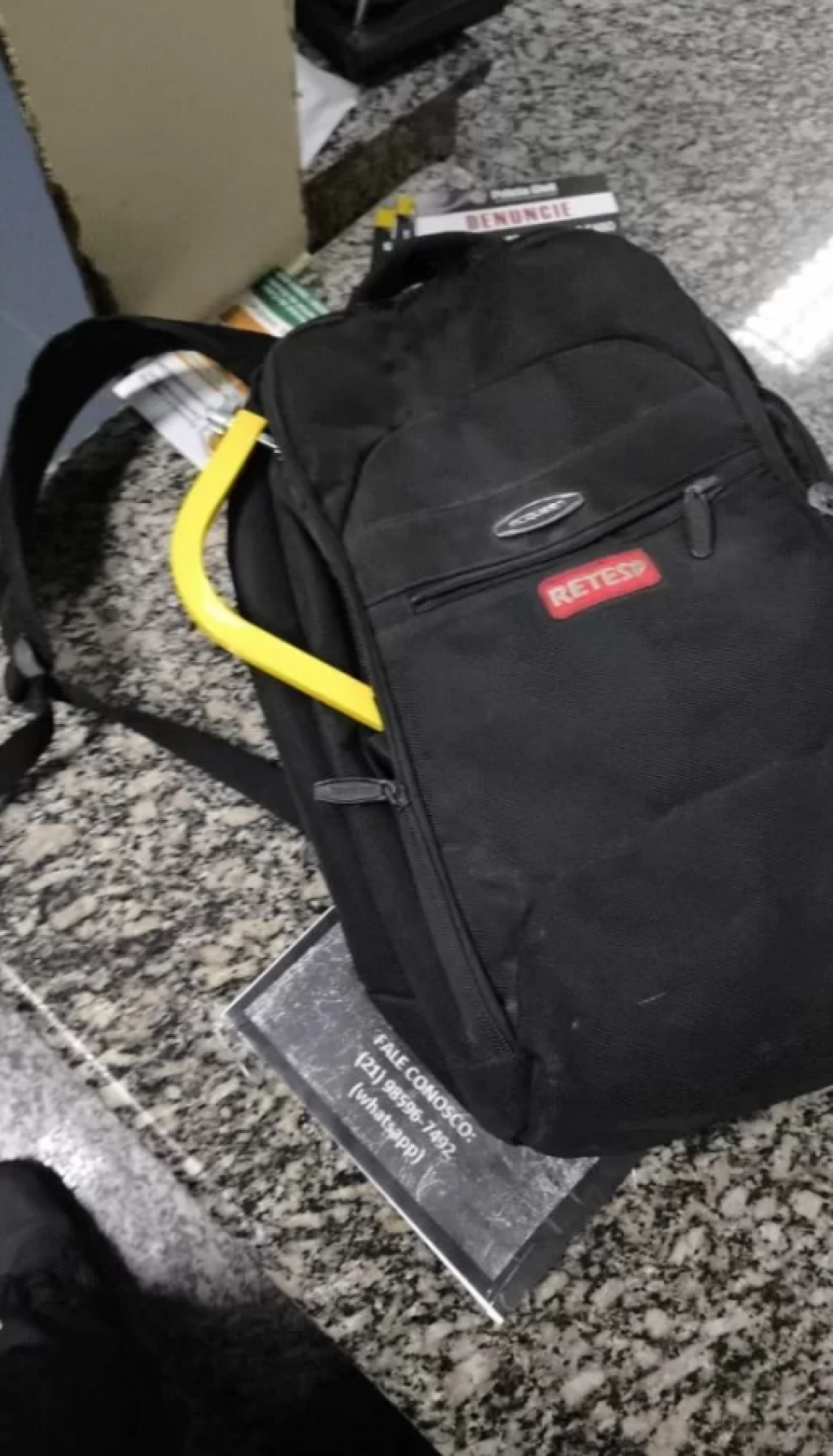 Uma mochila com ferramentas e um aparelho celular - Divulgação/PM 