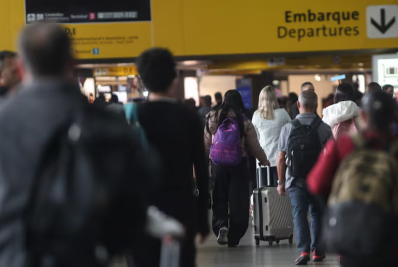 Fumaça em torre de controle do Aeroporto de Guarulhos provoca cancelamento e atraso de voos