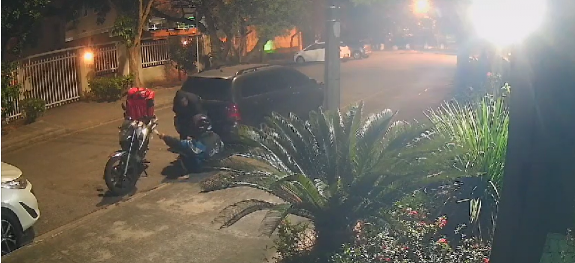 Entregador de aplicativo é assaltado enquanto aguarda cliente no Recreio dos Bandeirantes - Reprodução
