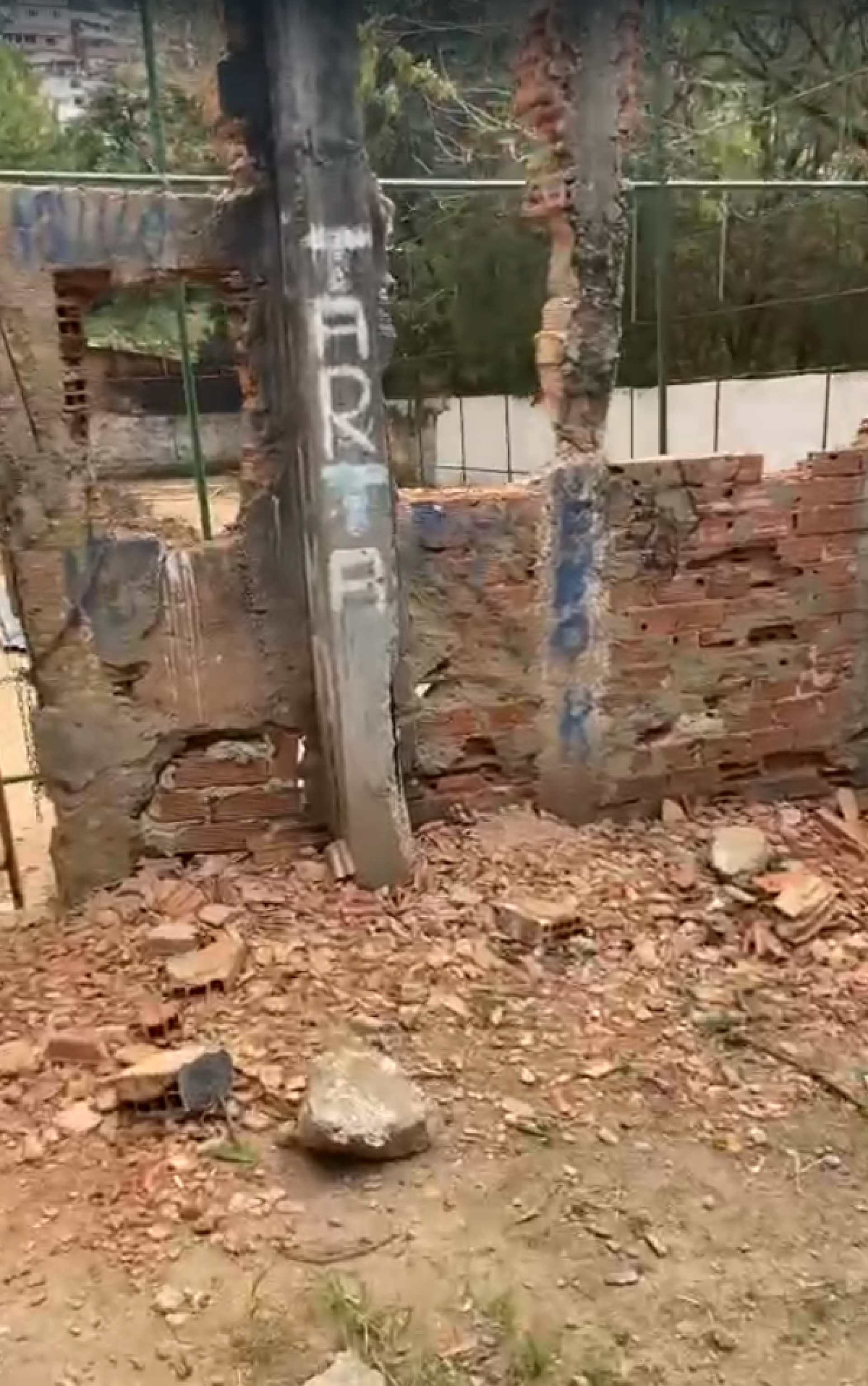 Entorno do campo foi destruído para reforma - Reprodução / Redes sociais