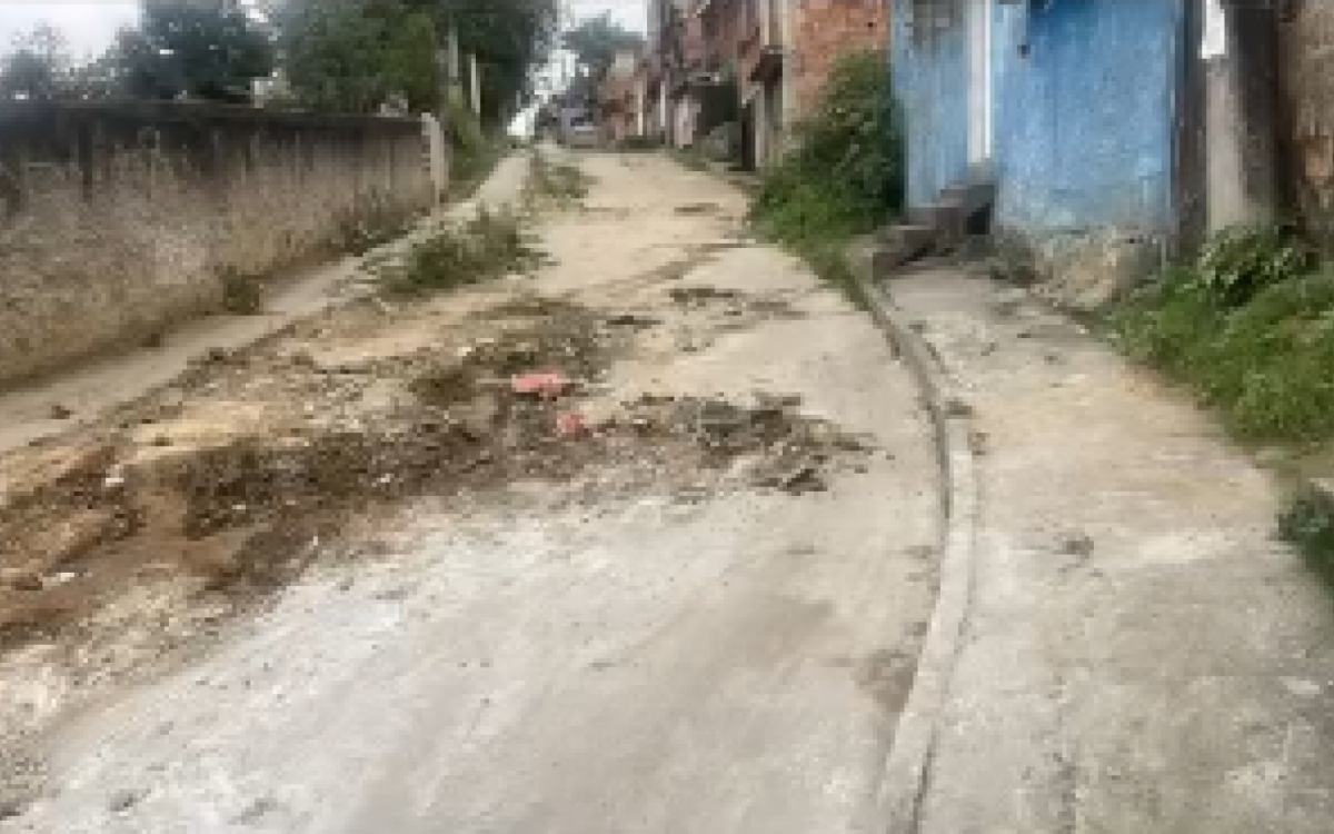 Uma das ruas limpas, sem as barricadas retiradas pelos policiais militares do 39º BPM