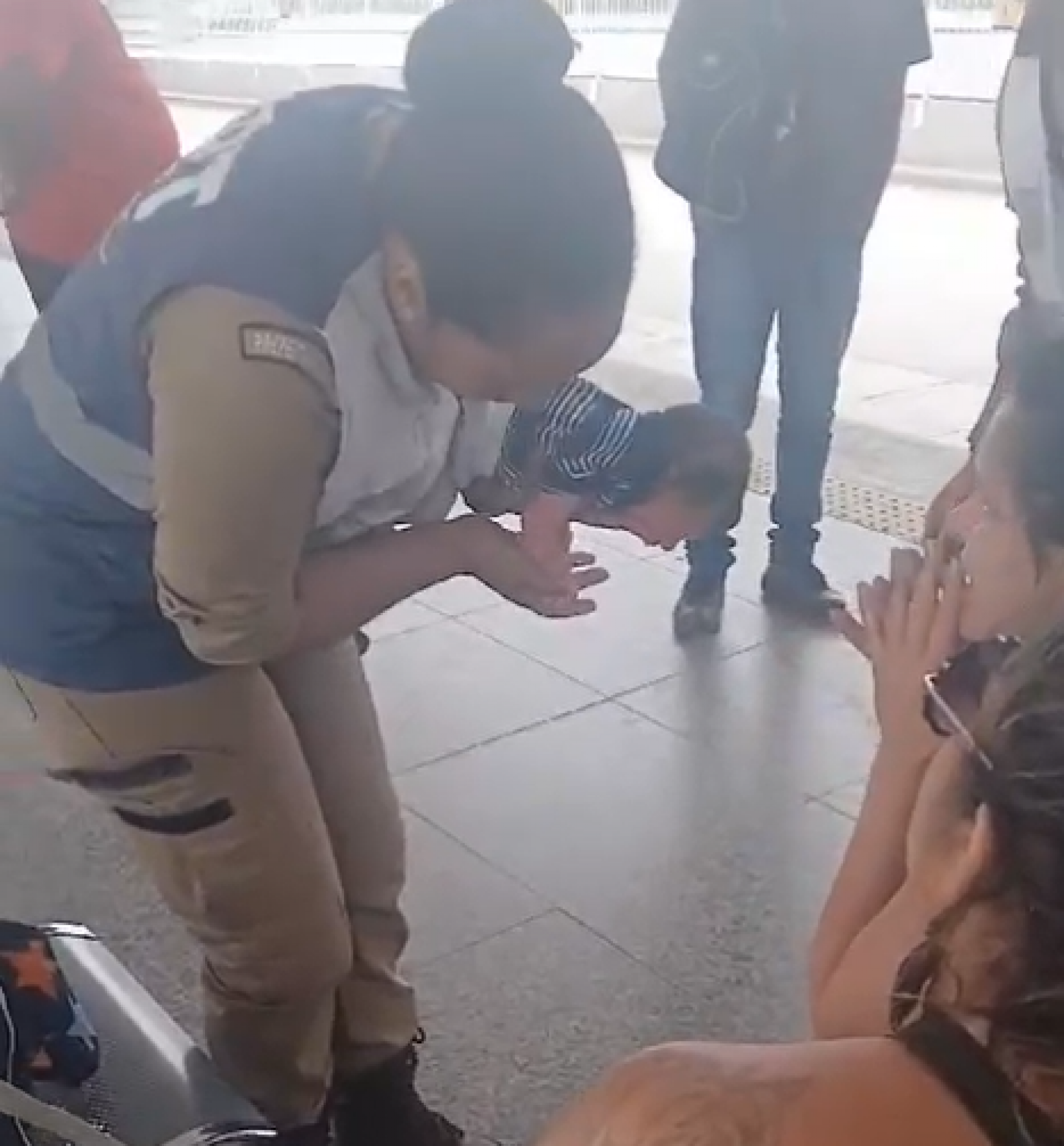 Agente colocou o recém-nascido de bruços e realizou a Manobra de Heimlich