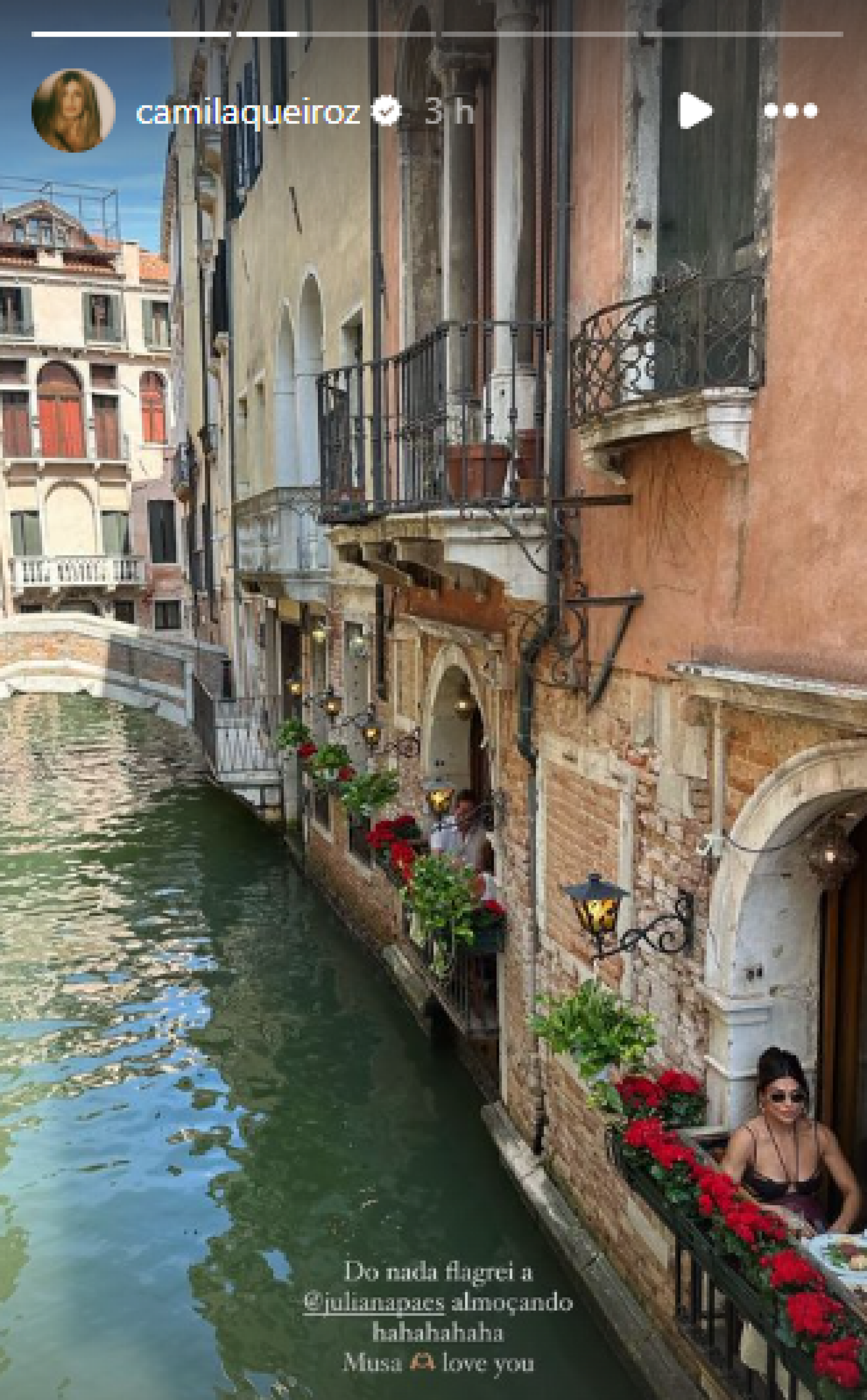 Camila Queiroz 'flagra' Juliana Paes sem querer ao tirar fotos em Veneza - Reprodução / Instagram