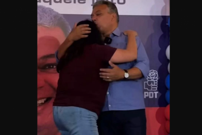 Janio Mendes e Magdala Furtado selam aliança com troca de afagos em Cabo Frio