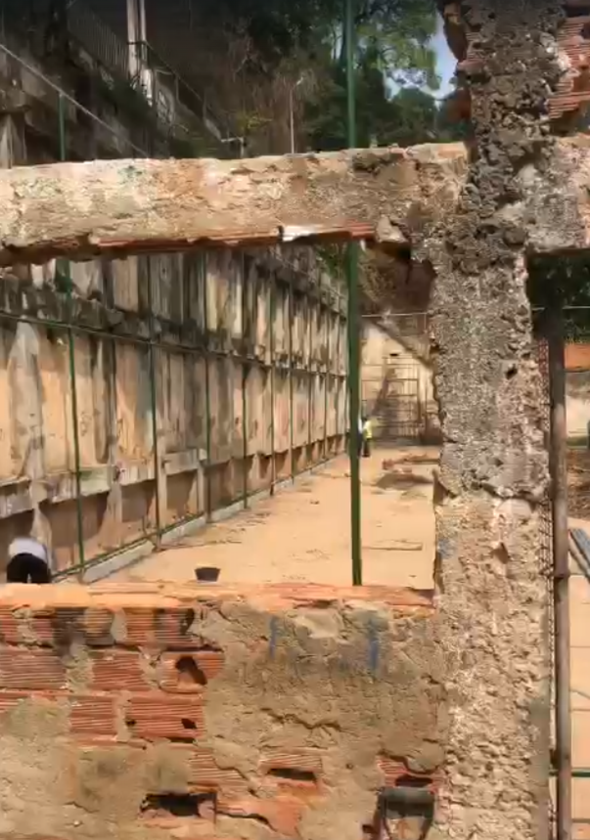 Equipes retomaram a obra no campo da Praça Umuarama nesta quarta-feira (4) - Reprodução / Redes sociais