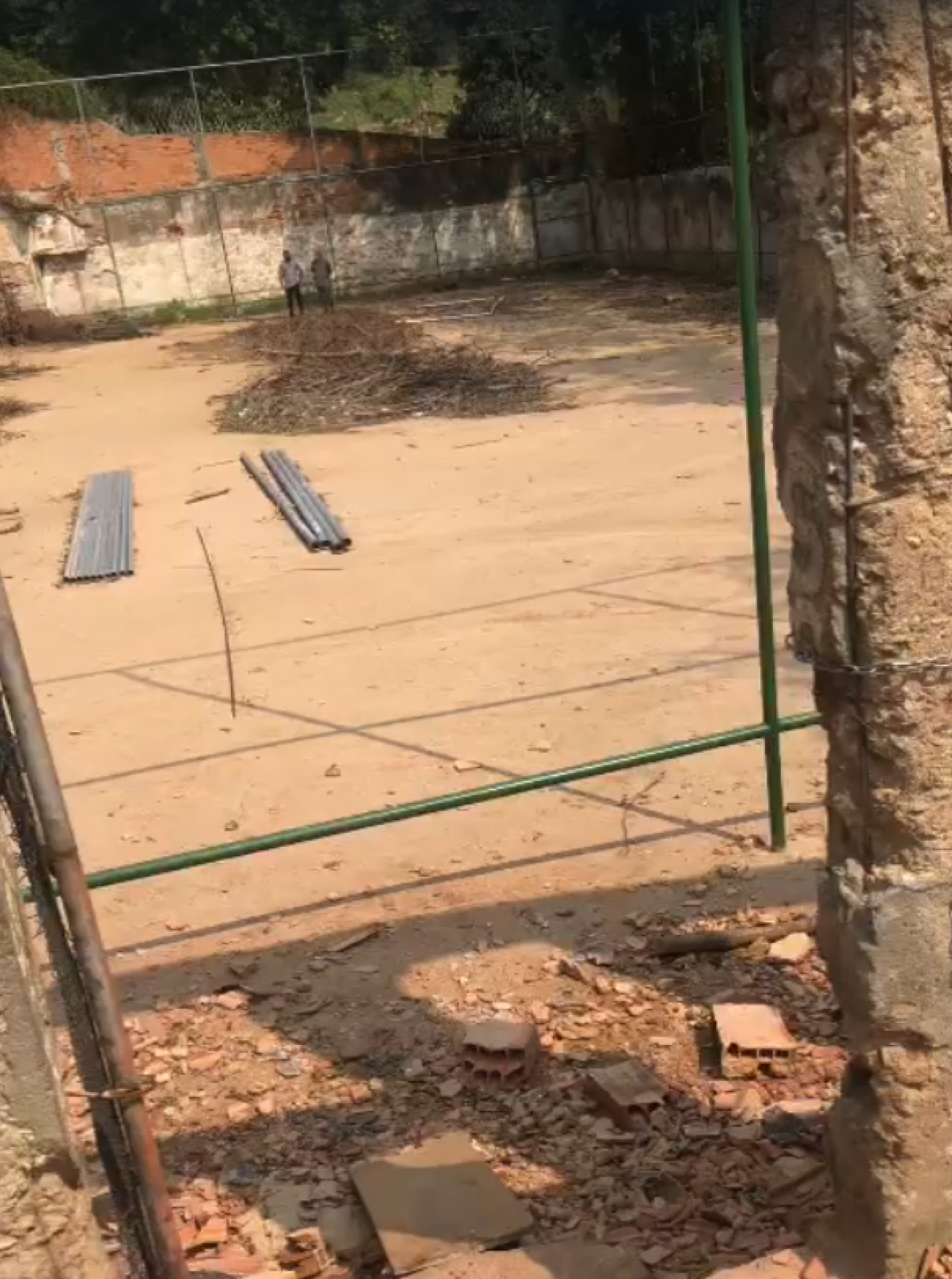 Equipes retomaram a obra no campo da Praça Umuarama nesta quarta-feira (4) - Reprodução / Redes sociais