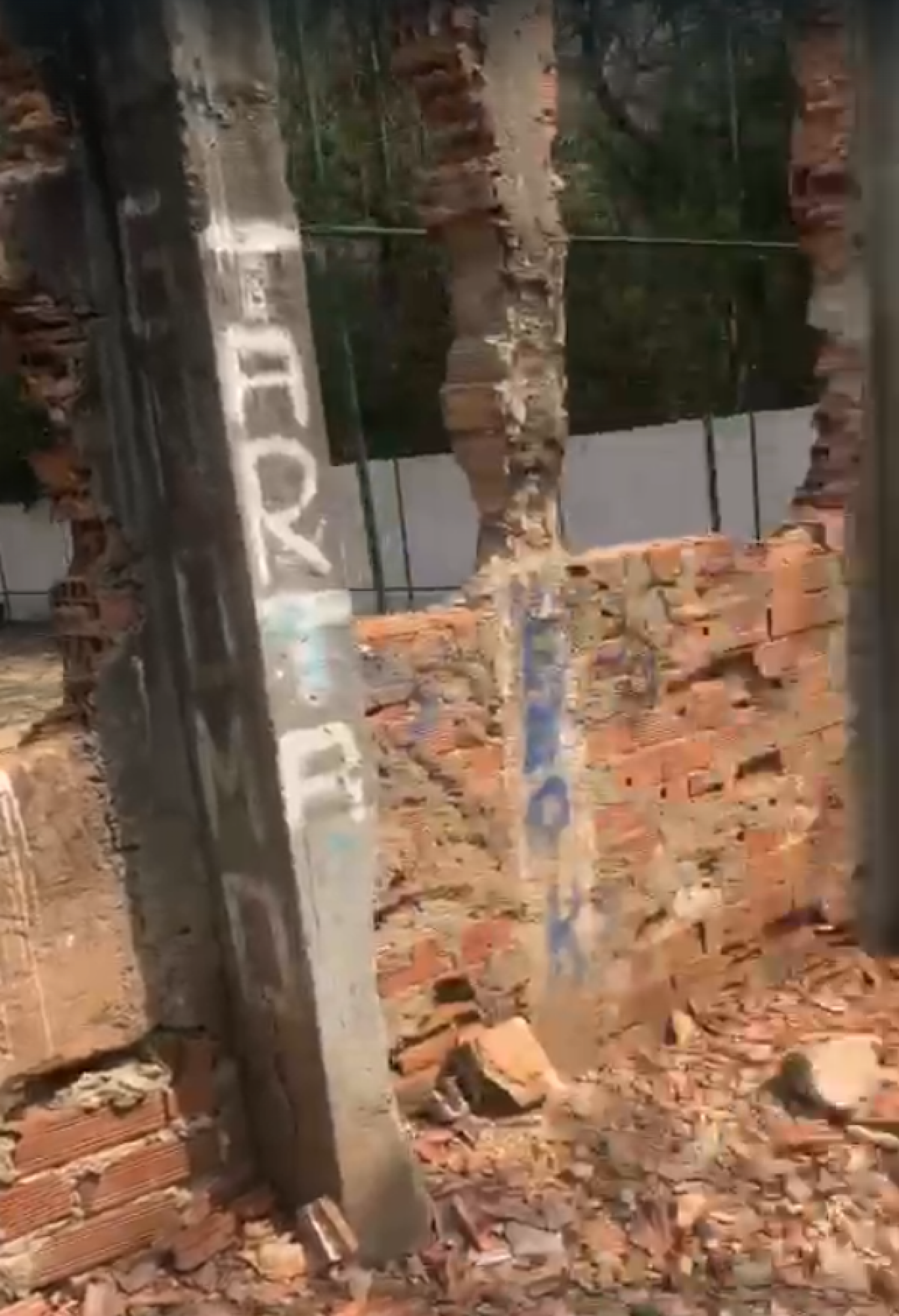 Segundo moradores, o campo está interditado há mais de dois meses - Reprodução / Redes sociais