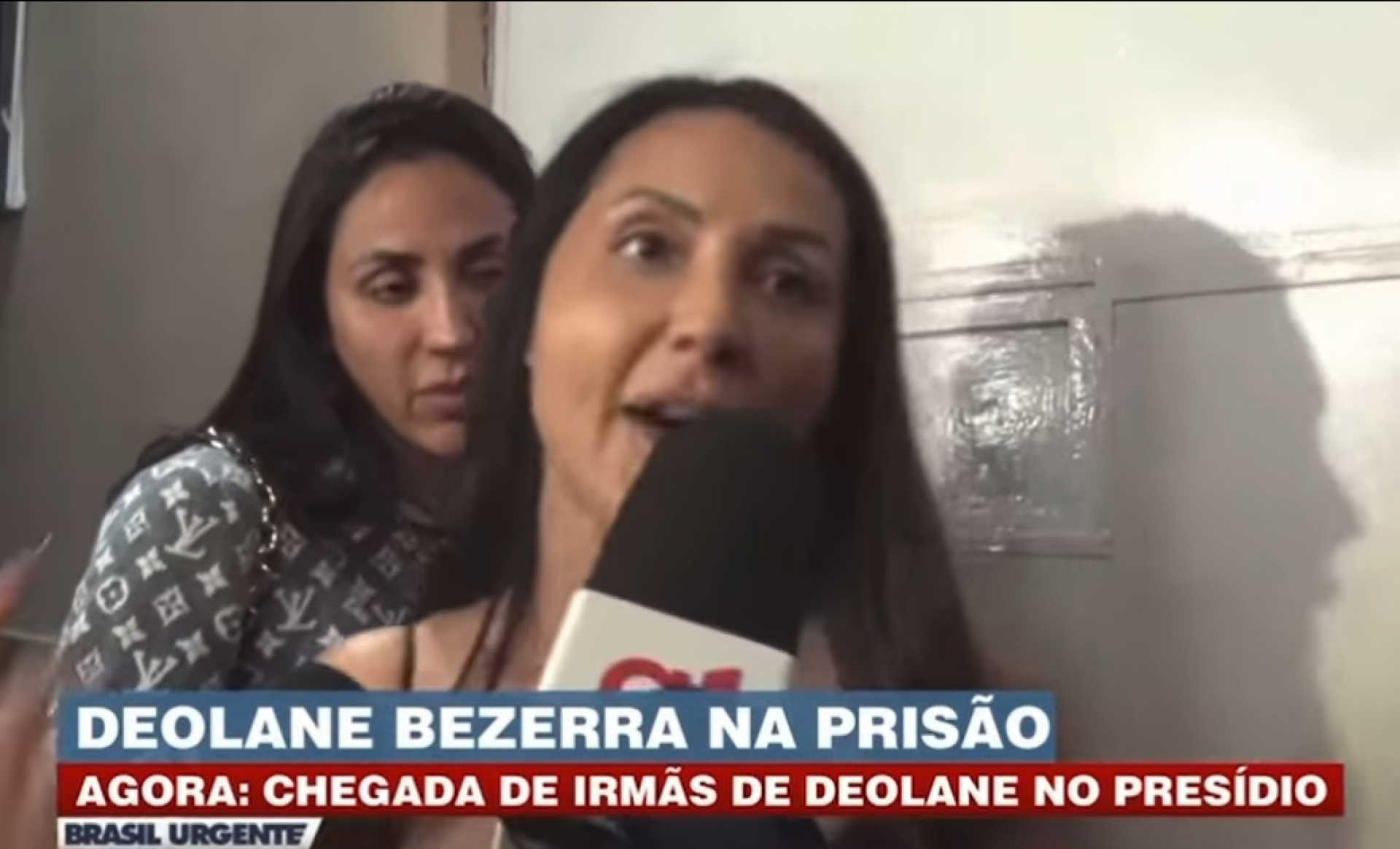 Daniele Bezerra se irrita com imprensa na porta de presídio - reprodução Band TV
