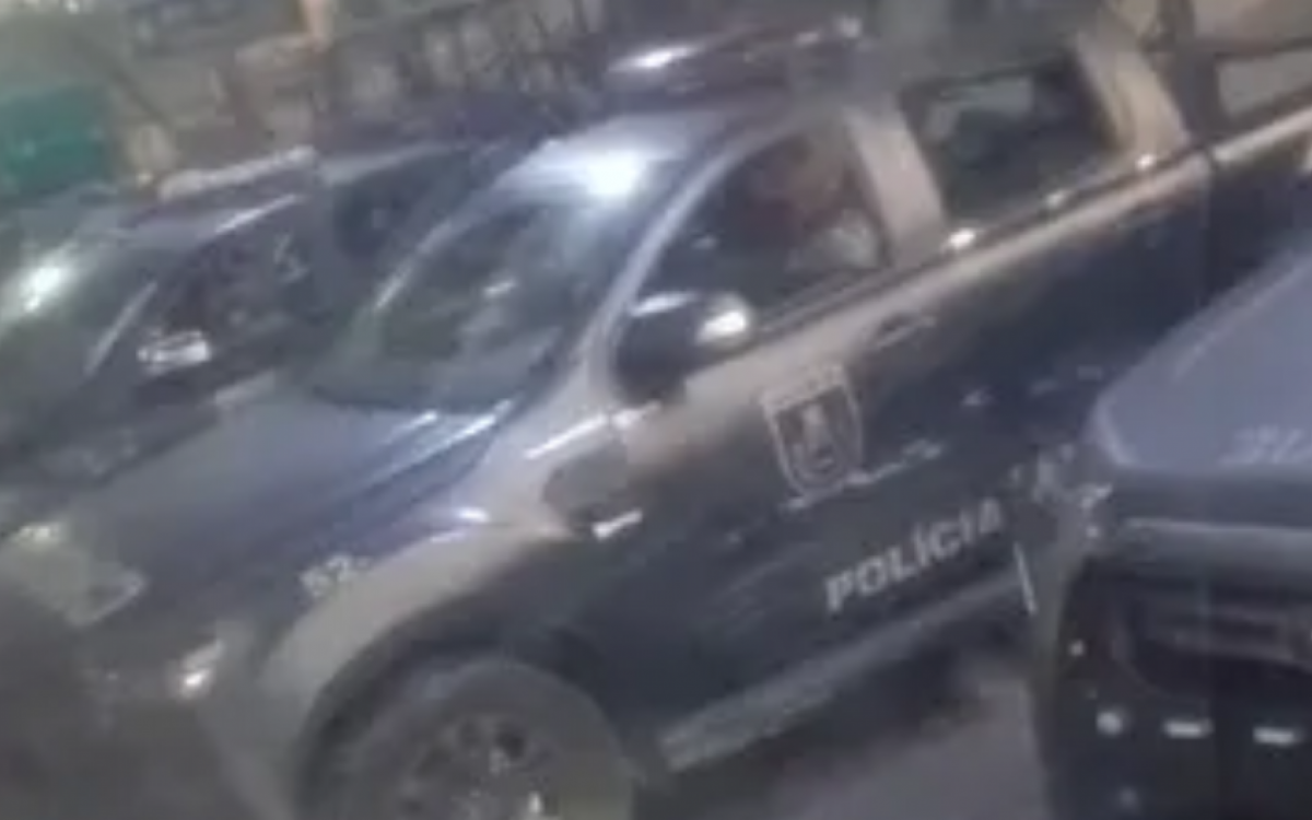 Viaturas do Batalhão de Choque estacionadas em um dos acessos ao complexo