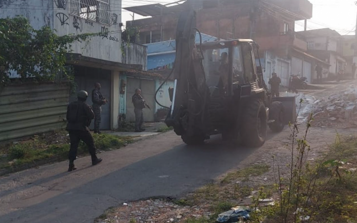 Policiais retiram barricadas dos acessos à comunidade - Divulgação / Policia Militar