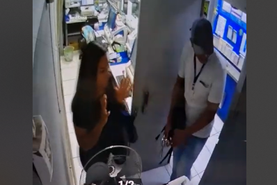 Vídeo: criminoso assalta lotérica em frente à Secretaria de Polícia Civil no Centro do Rio