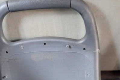 Adolescente arranca e arremessa estofado de ônibus pela janela em Petrópolis