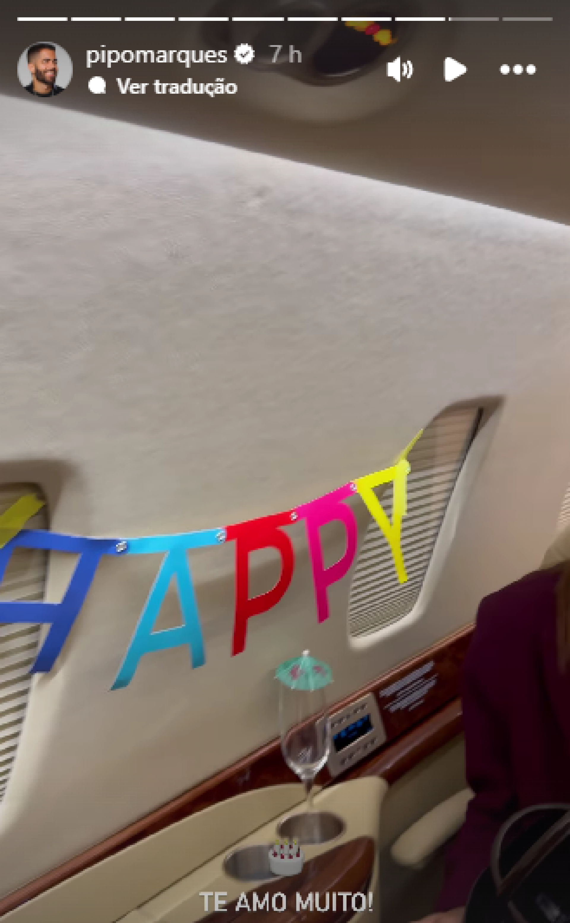 Bell Marques comemora anivers&aacute;rio de 72 anos em avi&atilde;o - Reprodu&ccedil;&atilde;o de v&iacute;deo / Instagram