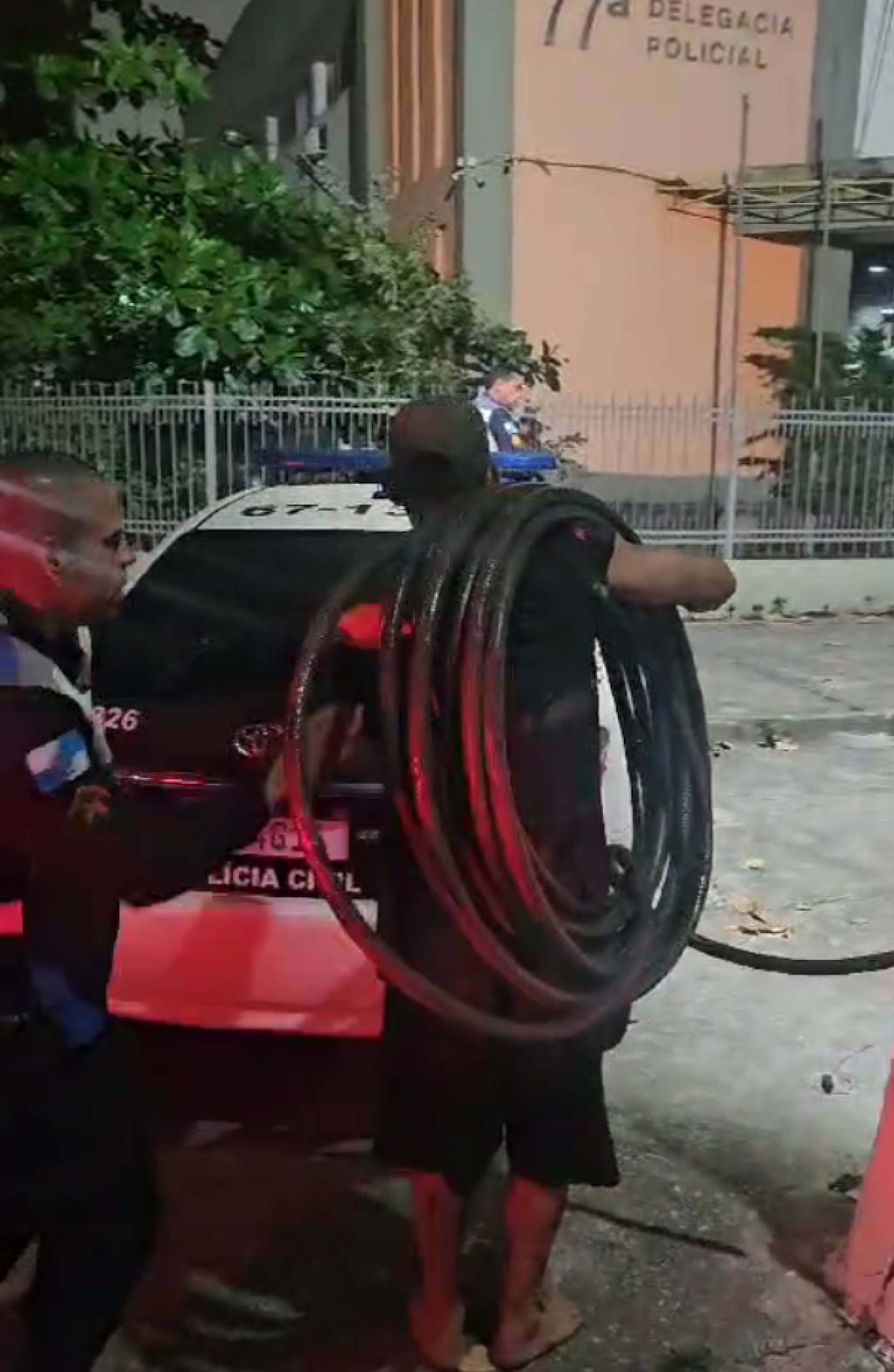 Suspeito foi conduzido à 77ª DP (Icaraí) pelos policiais - Divulgação