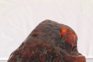 Mulher utilizava pepita de âmbar de R$ 6,1 milhões como peso de porta na Romênia