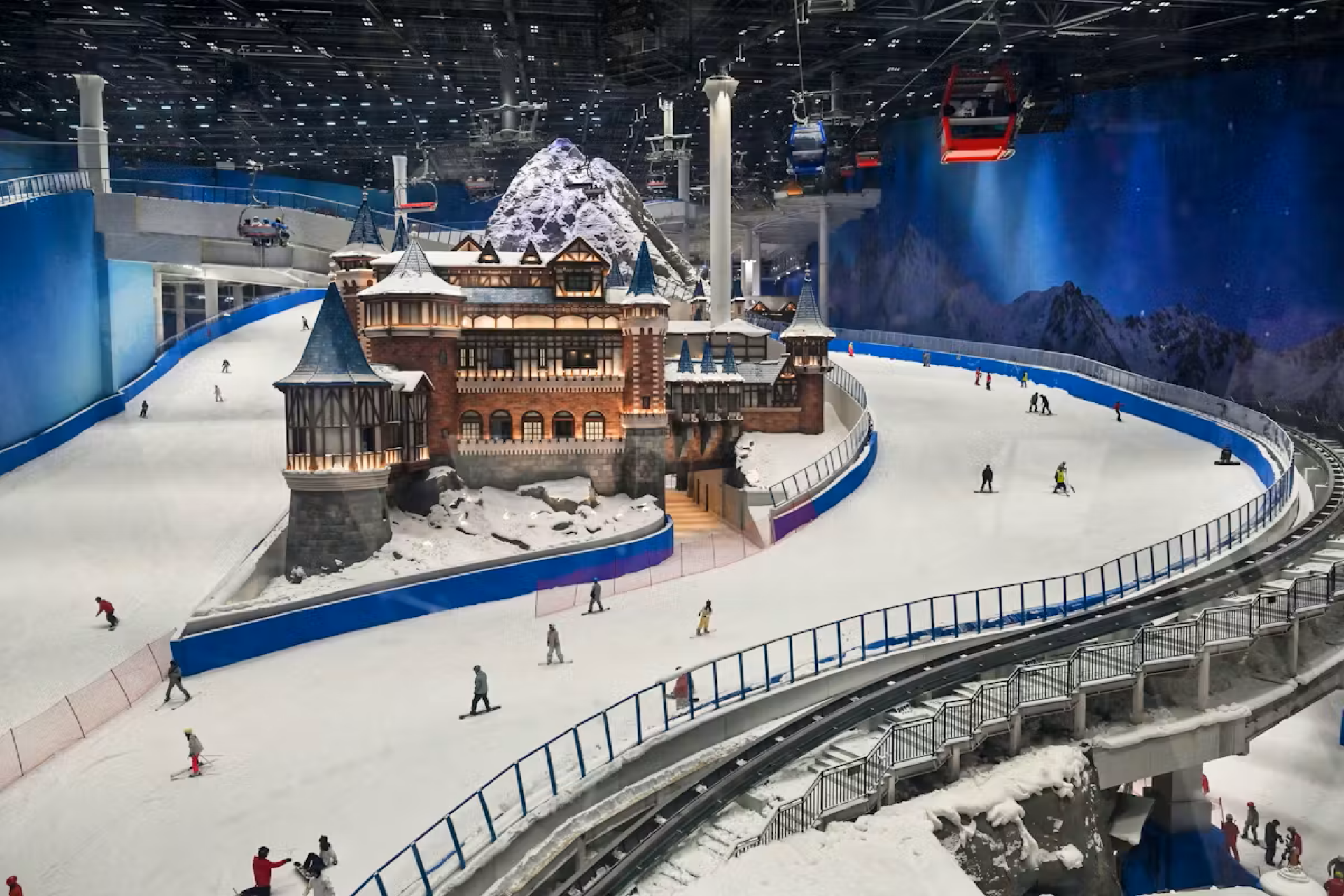 L*SNOW Indoor Skiing Theme Resort tem formato de geleira e cobre quase 100 mil metros quadrados - Reprodução / Internet