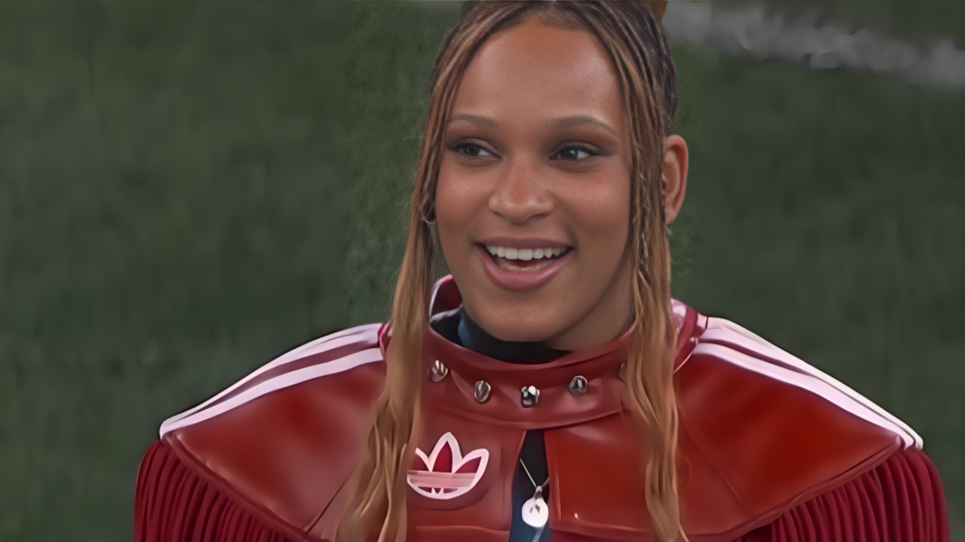 Luísa Sonza emociona ao cantar Hino Nacional em jogo da NFL no Brasil - Foto: Reprodução