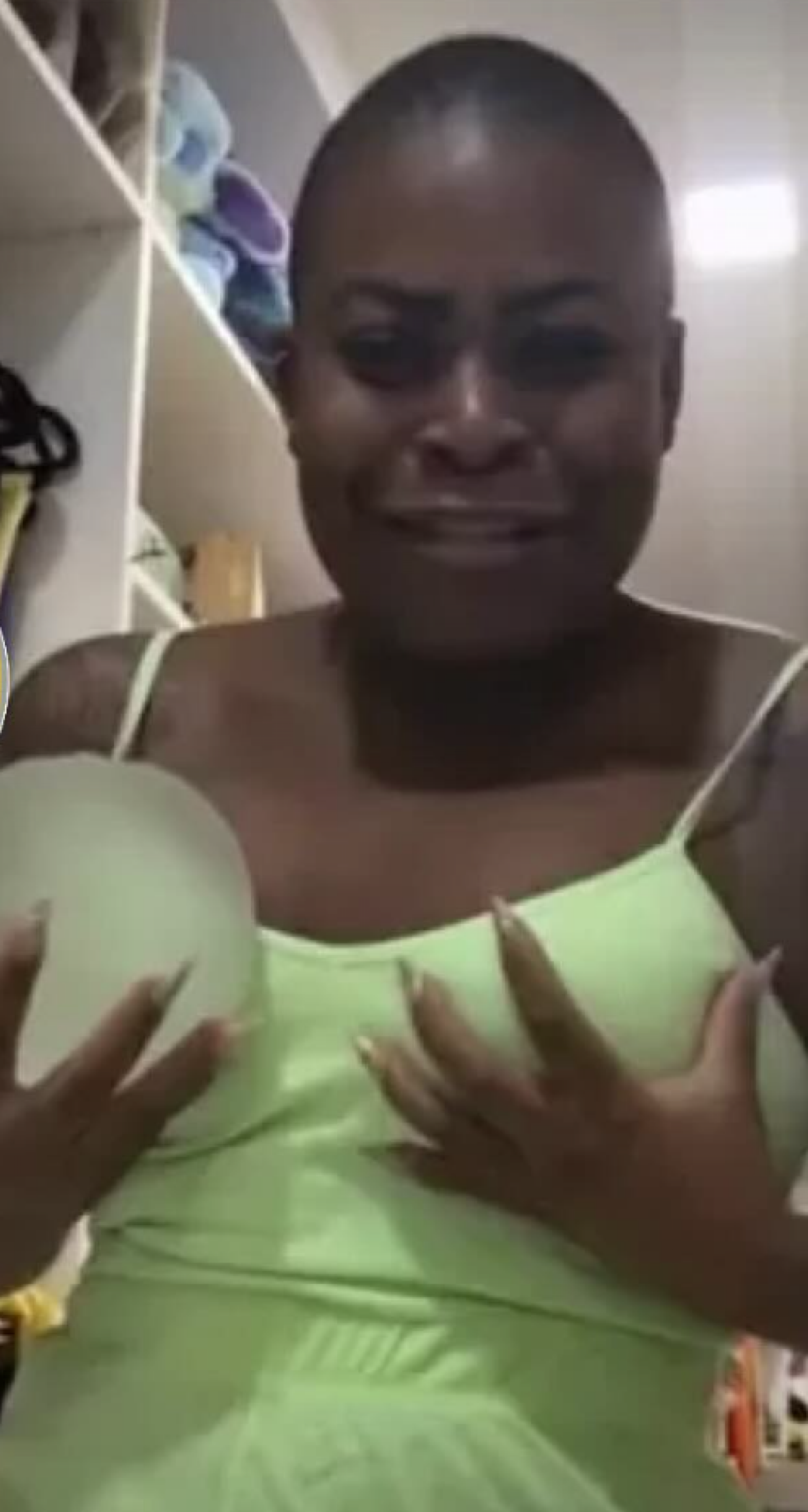 Cantora brinca com sua antiga prótese: 