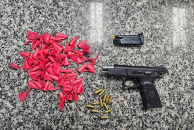 ‘Gerente’ do tráfico, foragido por homicídio é preso com arma e drogas em Cabo Frio